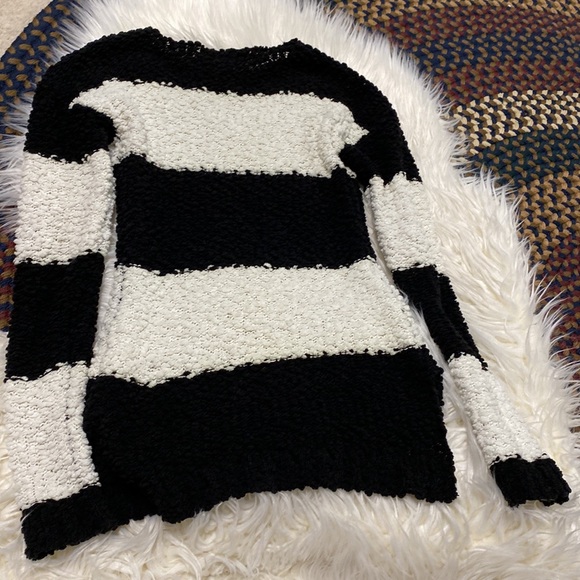 Almost famous fuzzy hi low sweater xs - Picture 4 of 5